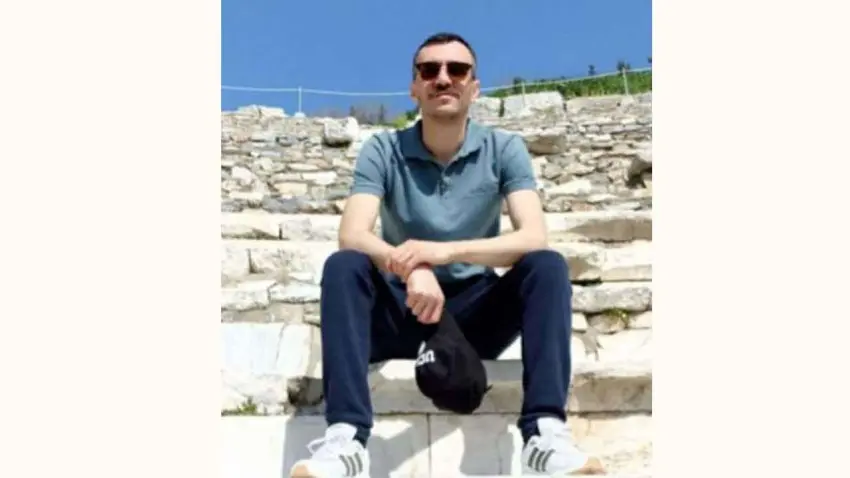 İzmir'de annesi, babası ve ağabeyini öldürdüğü iddia edilen adam ilk duruşmaya çıktı haberinin görseli