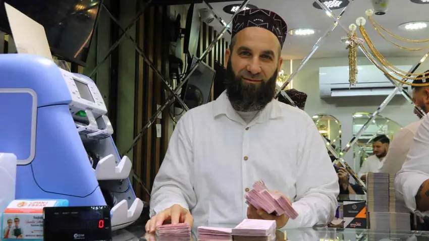 İzmir’de bir kuyumcunun eşi 400 bin lirayı çöpe attı haberinin görseli