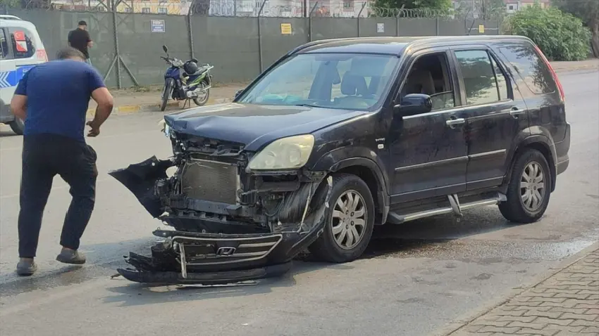 İzmir'de kaza: Otomobil ile cip çarpıştı, 4 kişi yaralandı haberinin görseli