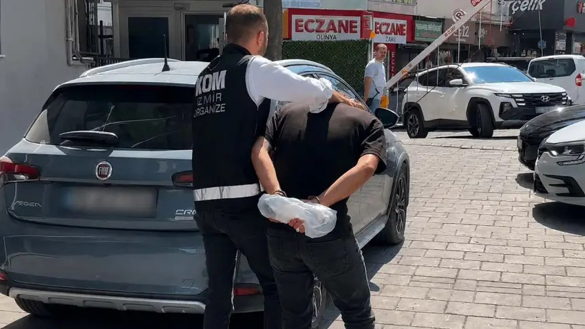 İzmir haber: Oto galeriyi kurşunlayan 2 şüpheli tutuklandı haberinin görseli