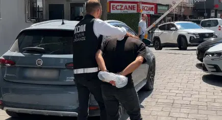 İzmir haber: Oto galeriyi kurşunlayan 2 şüpheli tutuklandı