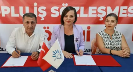 Karabağlar Belediyesi'nde Toplu İş Sözleşmesi çiçekler ve halaylarla imzalandı