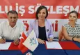 Karabağlar Belediyesi'nde Toplu İş Sözleşmesi çiçekler ve halaylarla imzalandı