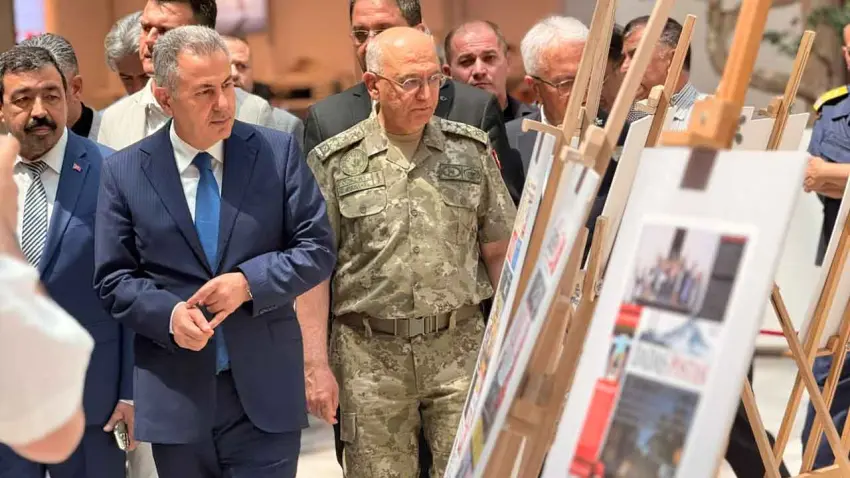 15 Temmuz'un hafızası manşetlerle İzmir'de sergileniyor haberinin görseli