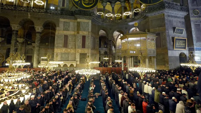 Ayasofya'nın yeniden ibadete açılışının üzerinden 6 yıl geçti haberinin görseli