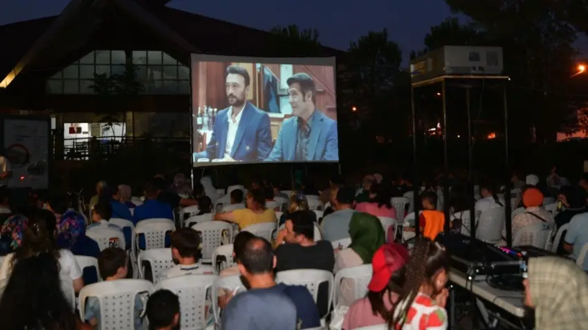 Bornova'da mahallelere sinema geliyor haberinin görseli