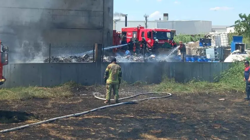 İzmir'de geri dönüşüm fabrikasında yangın paniği haberinin görseli