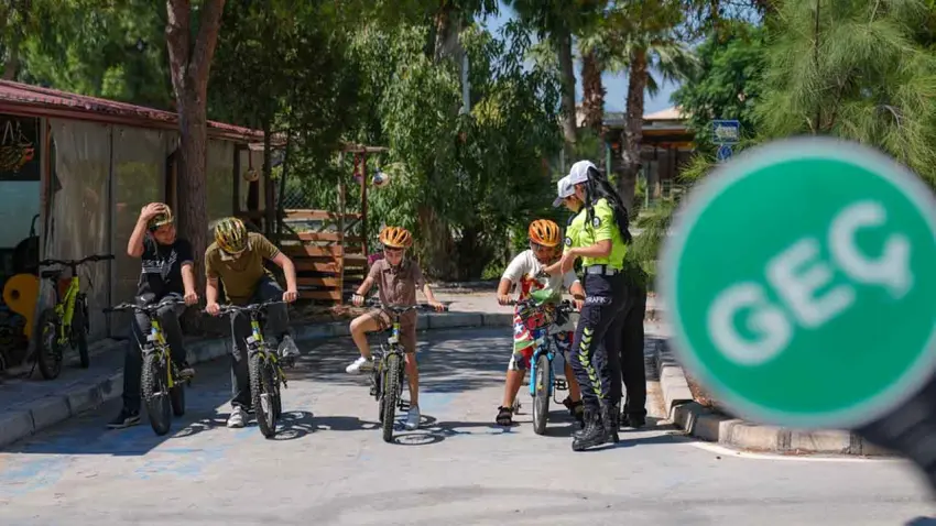 İzmir polisinden özel gereksinimli çocuklara trafik eğitimi haberinin görseli