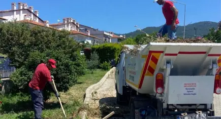 Menderes’te çöp toplama seferberliği sürüyor