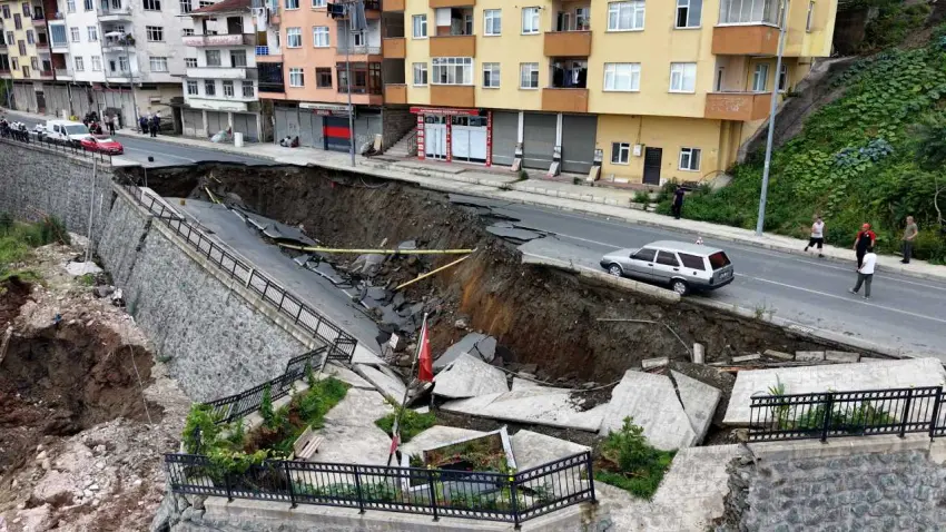 Yurt inşaatında istinat duvarı ve yol çöktü: 3 bina tahliye edildi haberinin görseli