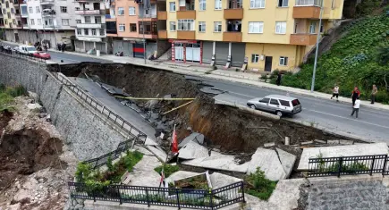 Yurt inşaatında istinat duvarı ve yol çöktü: 3 bina tahliye edildi