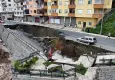 Yurt inşaatında istinat duvarı ve yol çöktü: 3 bina tahliye edildi