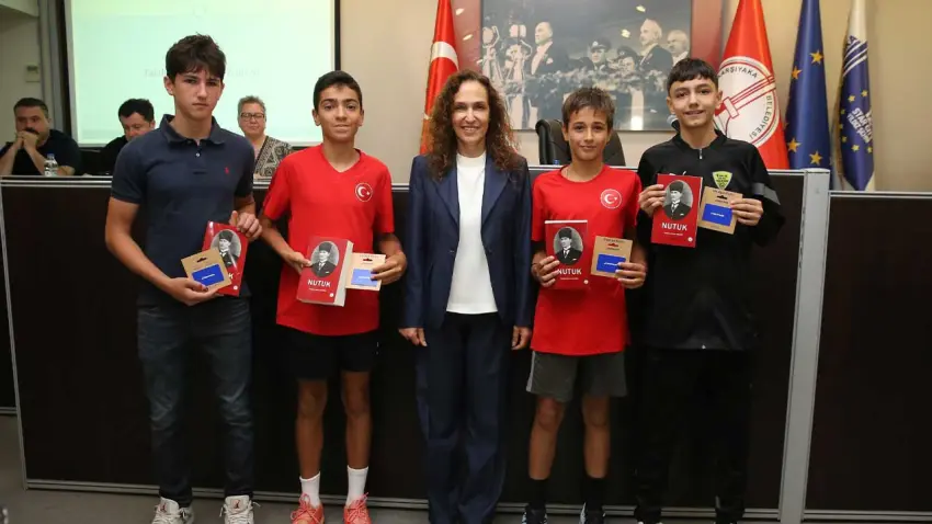 Başkan Ünsal’dan başarılı genç sporculara ödül haberinin görseli