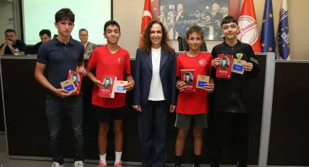Başkan Ünsal’dan başarılı genç sporculara ödül