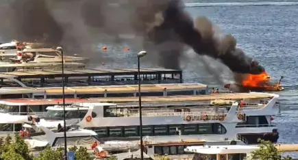 Dalgıç teknesi alev alev yandı: Baba ve oğlu denize atlayarak kurtuldu