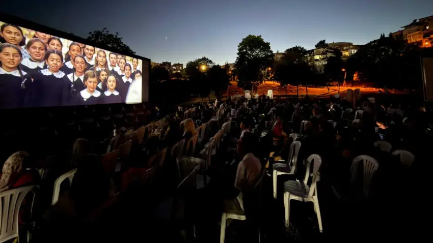 İzmir'de Gezici Açıkhava Film Günleri Karabağlar'da başladı haberinin görseli