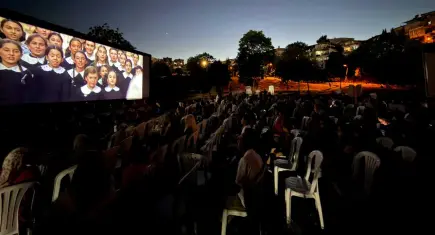 İzmir'de Gezici Açıkhava Film Günleri Karabağlar'da başladı