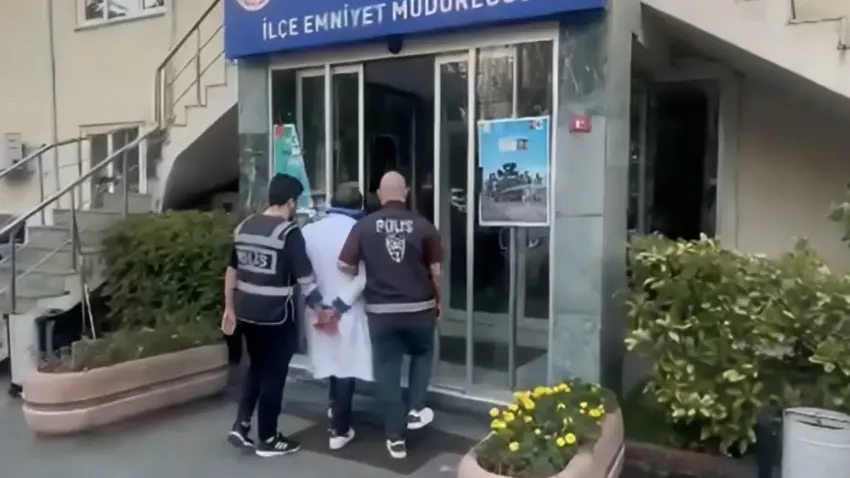 Kağıthane'de Türk bayrağını yere atan şüpheli yakalandı haberinin görseli