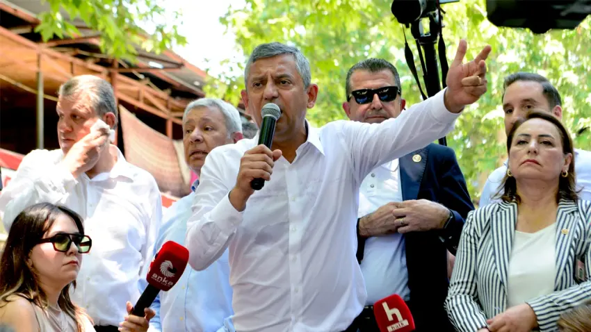 Özgür Özel: Hukuk mücadelemizi sürdüreceğiz haberinin görseli