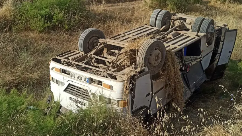 Tarım işçilerini taşıyan minibüs devrildi: 6'sı çocuk 16 kişi yaralandı haberinin görseli