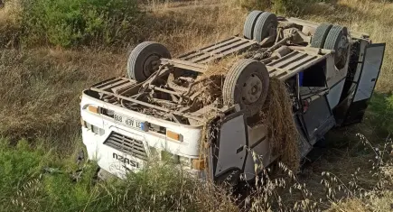 Tarım işçilerini taşıyan minibüs devrildi: 6'sı çocuk 16 kişi yaralandı