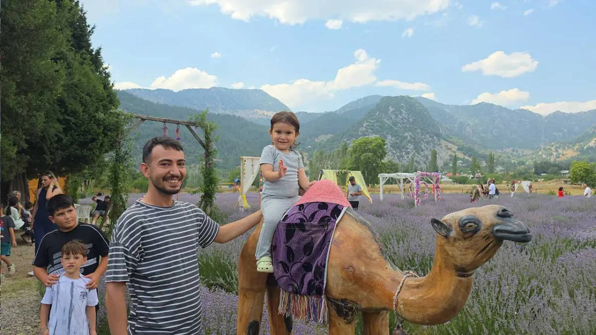 Adana'nın lavanta bahçeleri çekim platosuna dönüştü görseli