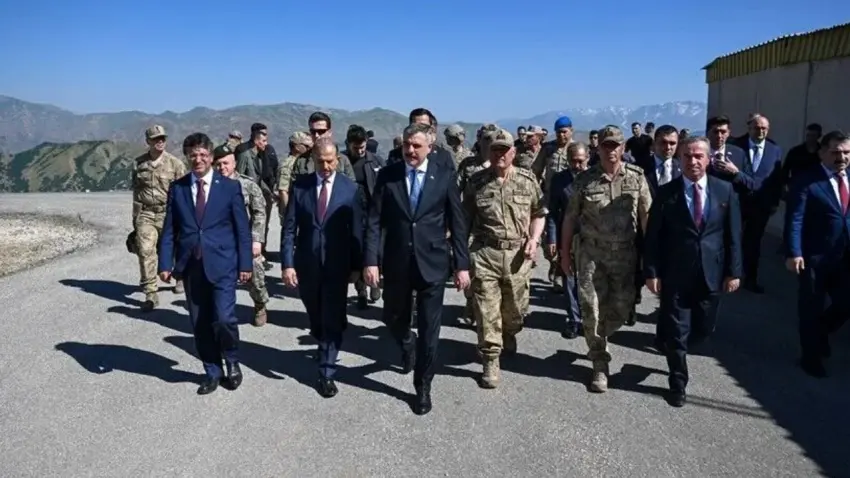 Bakan Çiftçi Hakkari’deki üs bölgesinde incelemede bulundu haberinin görseli