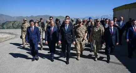 Bakan Çiftçi Hakkari’deki üs bölgesinde incelemede bulundu