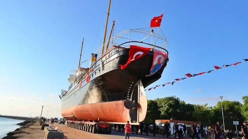 Bandırma Gemi Müzesi karadan yürütülerek İstiklal Meydanı'na taşındı haberinin görseli