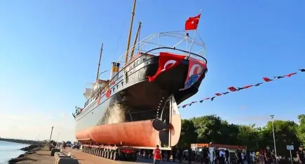 Bandırma Gemi Müzesi karadan yürütülerek İstiklal Meydanı'na taşındı
