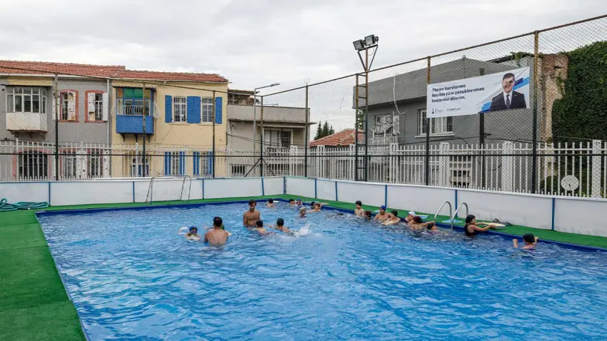Büyükşehir'in portatif havuzu çocuklara ücretsiz yüzme imkânı sunuyor haberinin görseli