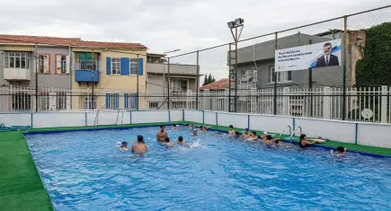Büyükşehir'in portatif havuzu çocuklara ücretsiz yüzme imkânı sunuyor