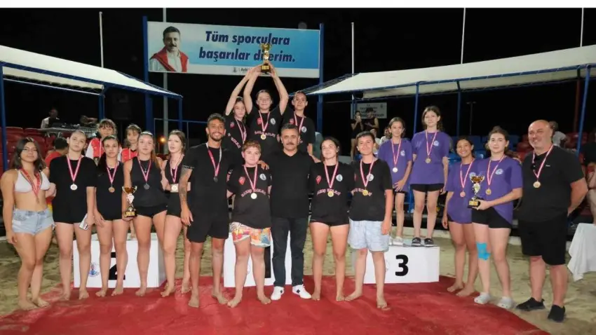 Dikili'de Plaj Voleybolu heyecanı şampiyonlukla taçlandı haberinin görseli
