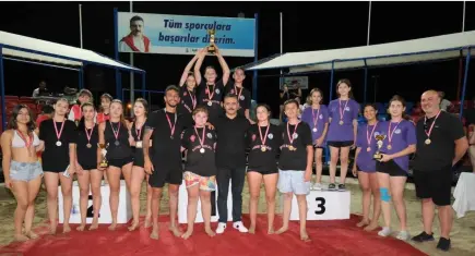 Dikili'de Plaj Voleybolu heyecanı şampiyonlukla taçlandı