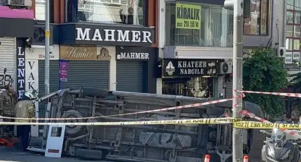 İETT otobüsü ile ambulans çarpıştı: 5 yaralı