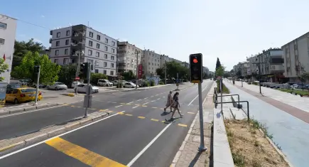 İzmir Büyükşehir Belediyesi, Cemil Şeboy Caddesi'ni yeniledi