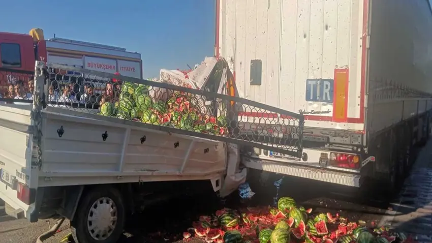 Karpuz yüklü kamyonet, TIR’a arkadan çarptı haberinin görseli