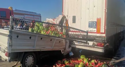 Karpuz yüklü kamyonet, TIR’a arkadan çarptı