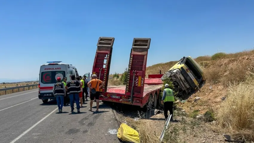 Uşak’ta tır devrildi: 3 kişi yaralı haberinin görseli