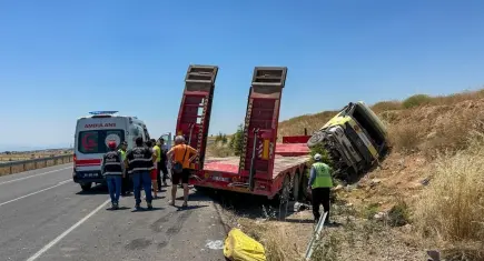 Uşak’ta tır devrildi: 3 kişi yaralı