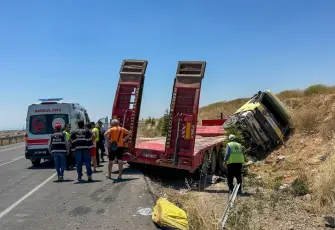 Uşak’ta tır devrildi: 3 kişi yaralı