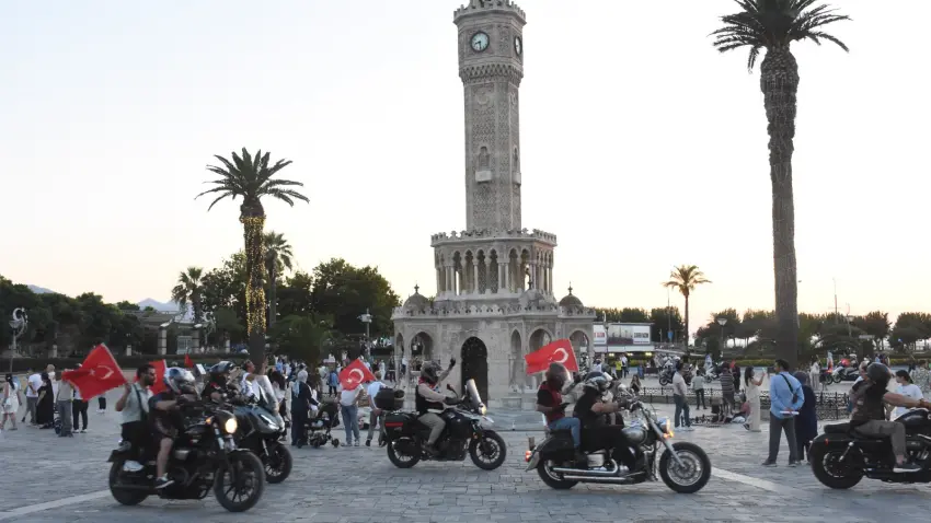 15 Temmuz için Konak Meydanı'nda anlamlı tur