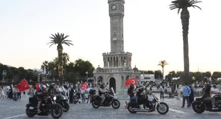 15 Temmuz için Konak Meydanı'nda anlamlı tur