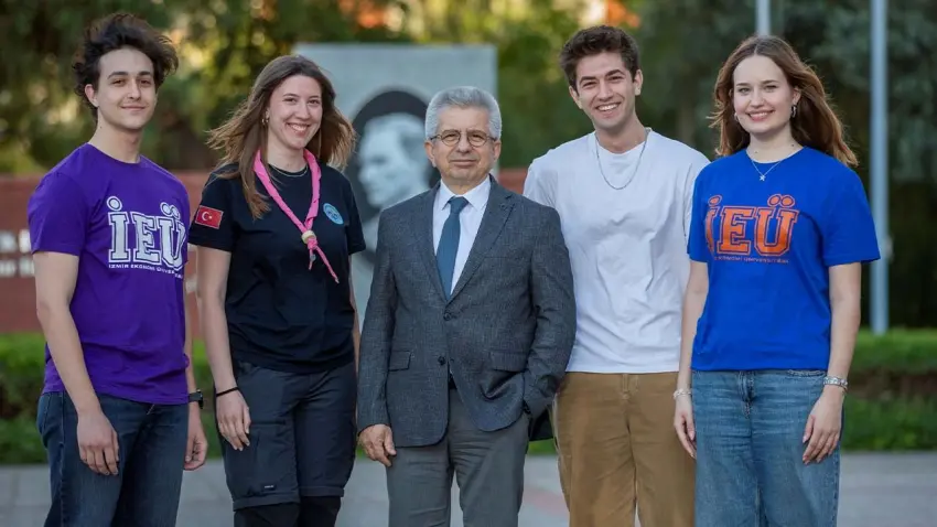İzmir Ekonomi Üniversitesi Rektörü Abacıoğlu'na öğrencilerden ikinci kez ödül haberinin görseli