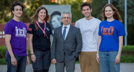 İzmir Ekonomi Üniversitesi Rektörü Abacıoğlu'na öğrencilerden ikinci kez ödül