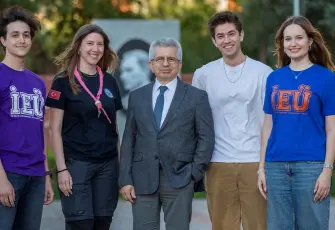 İzmir Ekonomi Üniversitesi Rektörü Abacıoğlu'na öğrencilerden ikinci kez ödül