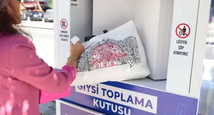 Konak’ta eski giysiler çöpe değil geri dönüşüme gidiyor