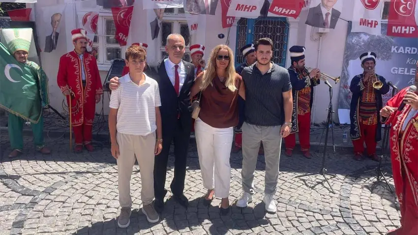 MHP Foça’da Mert Yöneyer yeniden ilçe başkanı seçildi haberinin görseli