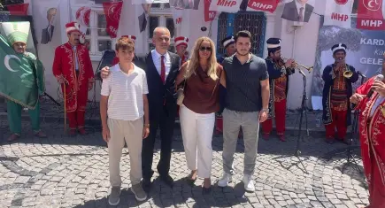 MHP Foça’da Mert Yöneyer yeniden ilçe başkanı seçildi