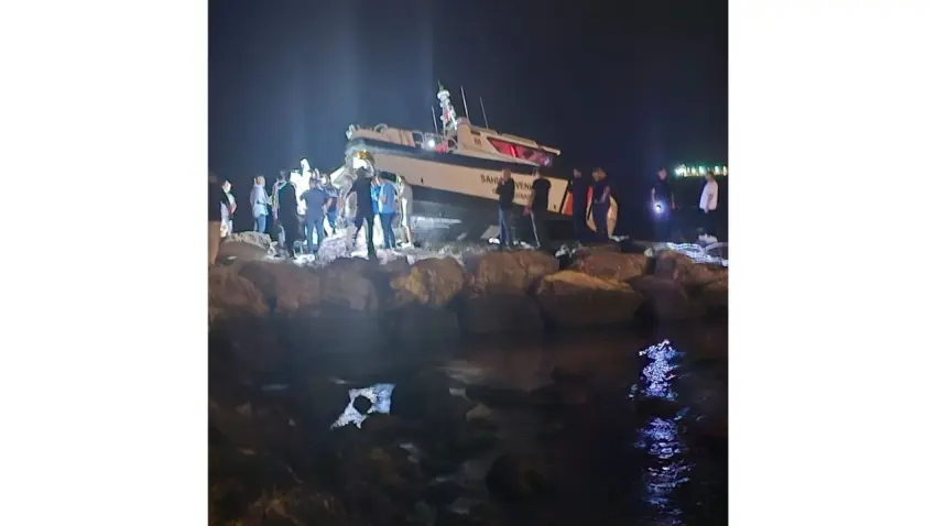 Giresun’da sahil güvenlik botu kayalıklara çarptı: 2 personel yaralandı haberinin görseli